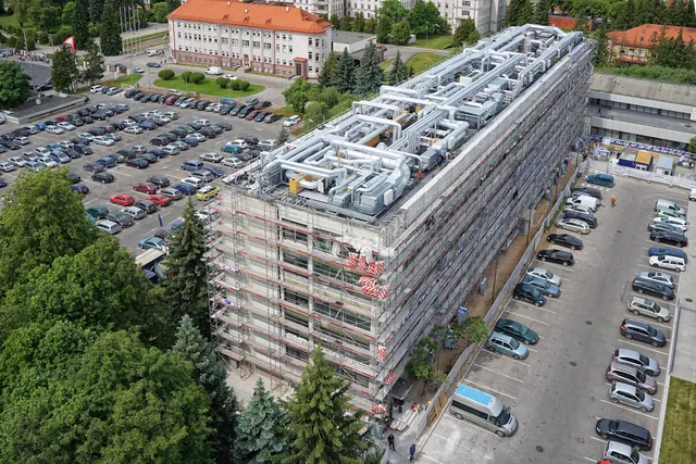 Klinikos pastato stogas su skarda padengta ortakių sistema